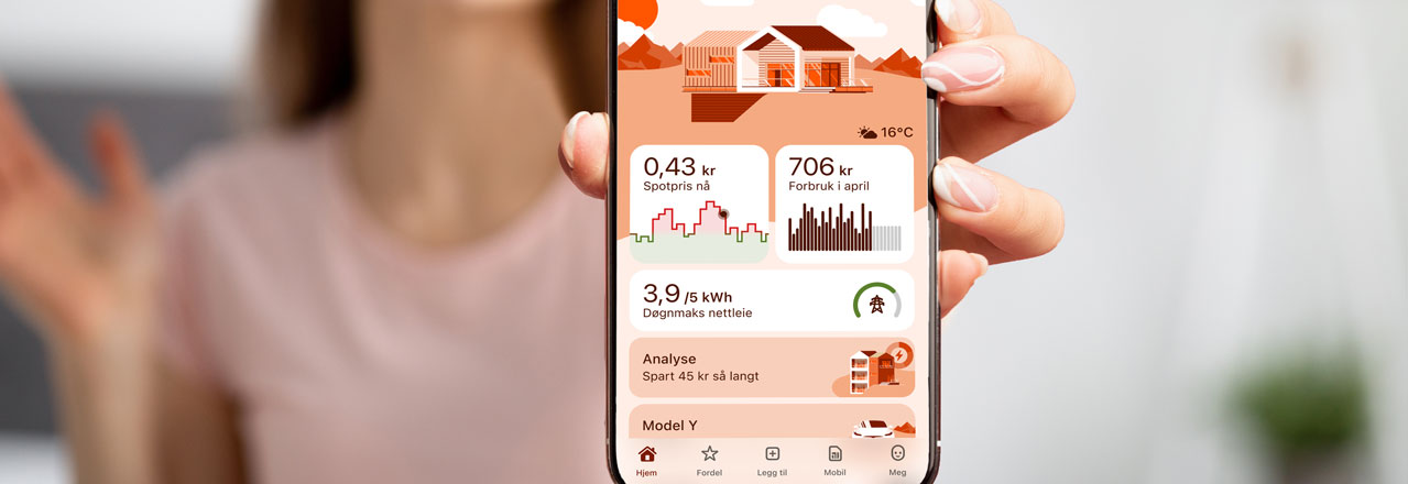 Person viser frem Fjordkraft-appen