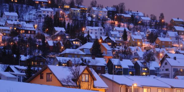 Hus med utelys om vinteren