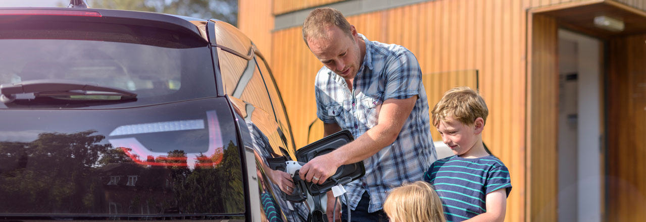 En familie lader elbilen