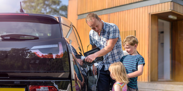 En familie lader elbilen