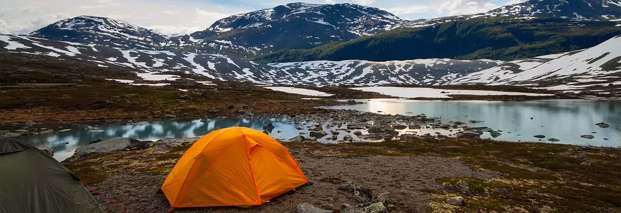 Et telt ved et vann i fjellet, for å illustrere mobildekning