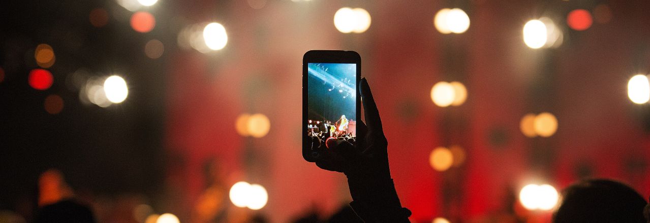 En konsert filmes med et mobilkamera